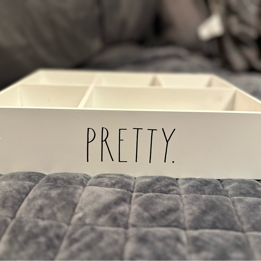 PRETTY White Storage Organizer